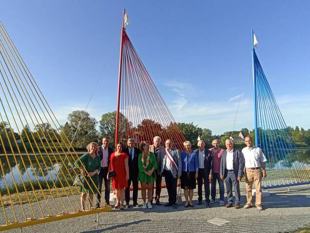 Photo des voiles de Véretz avec les élus locaux