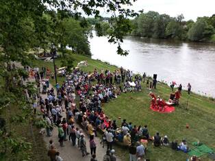 Photo Fête des berges 2024 - foule en bord de Cher