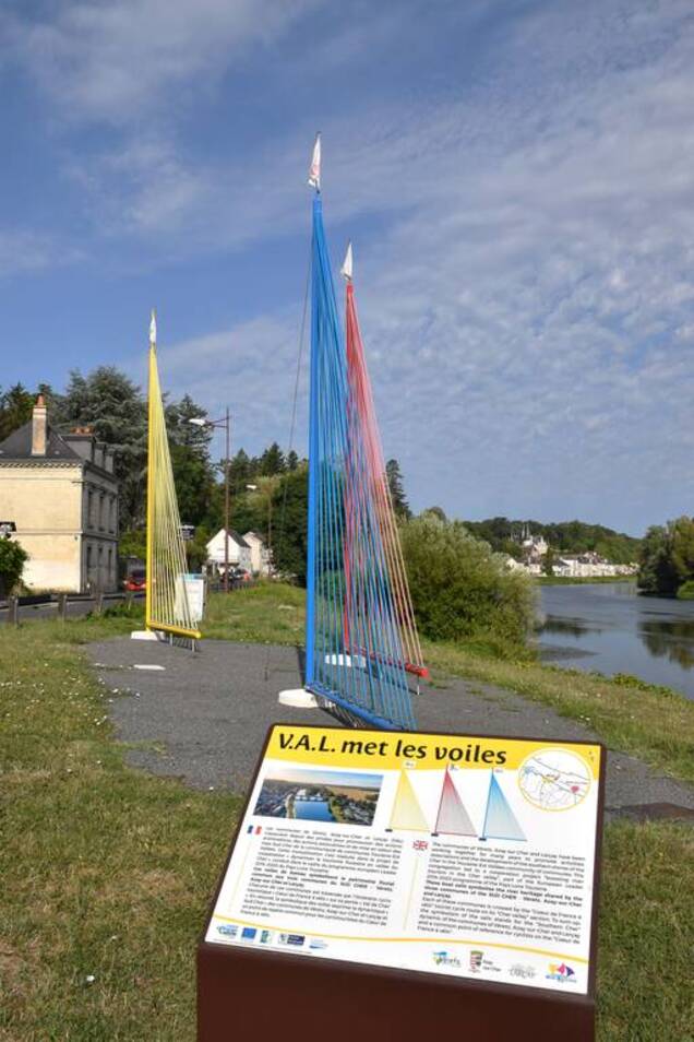 Photo des voiles de Véretz et son panneau pédagogique